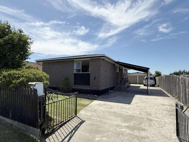 Solid 1980s home with 4 car garaging