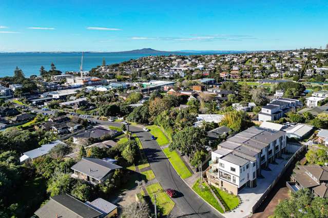 2/20 Penzance Road Mairangi Bay_3