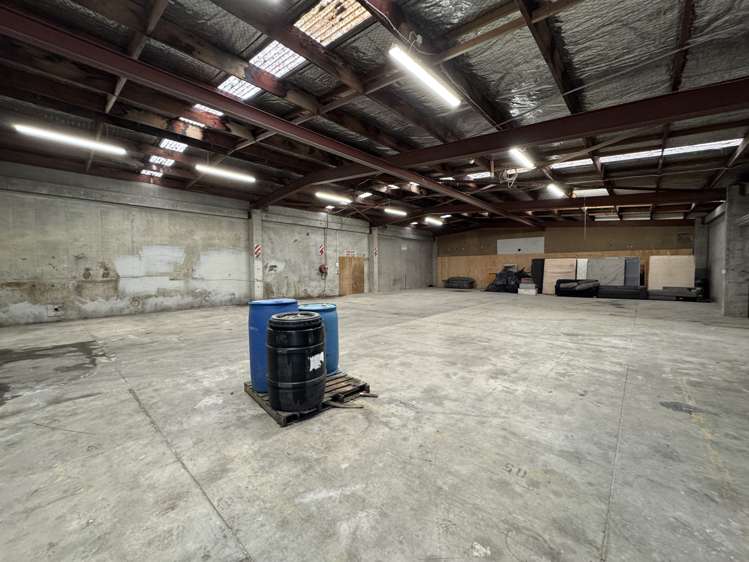 Warehouse/121 Eastern Hutt Road Taita_2
