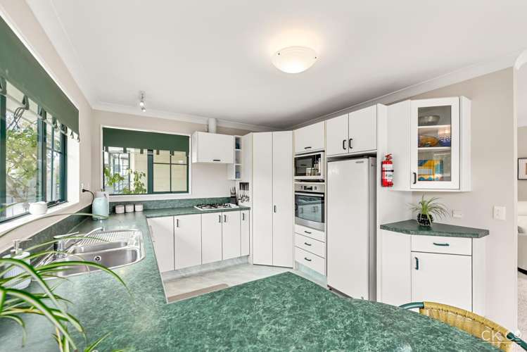 2/118 Whites Line East Waiwhetu_7