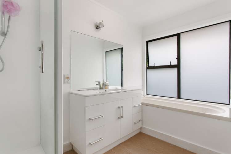 2/11 Beach Road Pahurehure_13