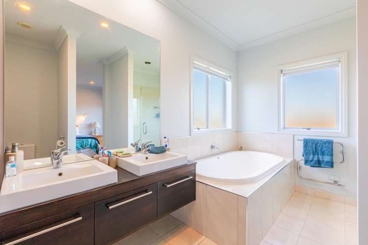 32 Heynes Place Clive_9