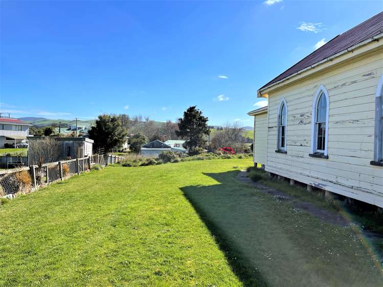 35 Main Road Owaka_16