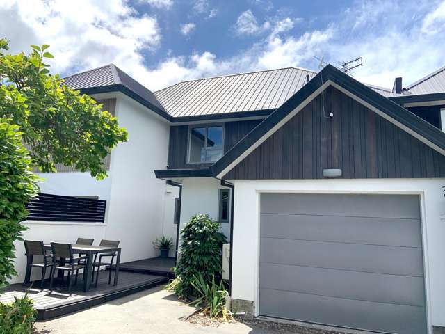 Fully Furnished Stylish Townhouse in Prime Fendalton Location