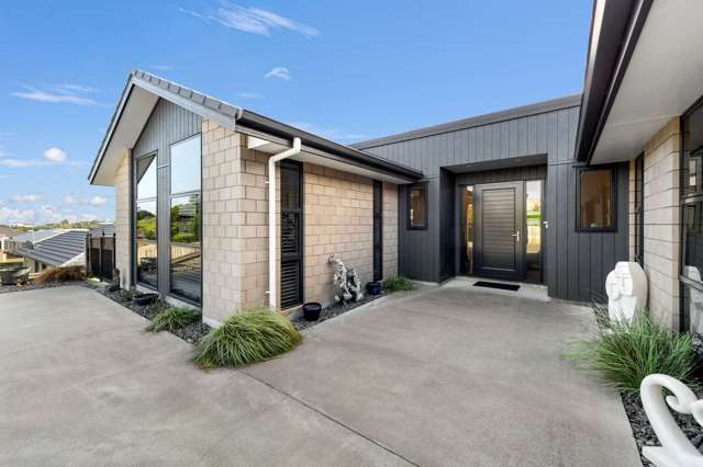Designer Seaside Living with Impressive Garaging!