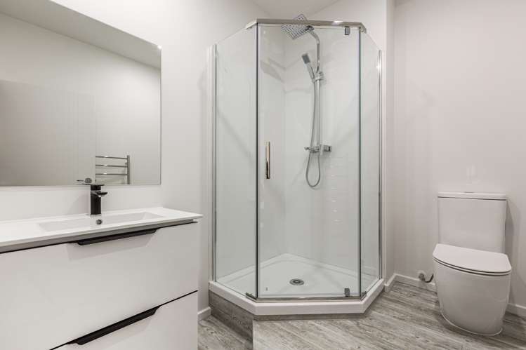 8a Crispe Road Clarks Beach_18