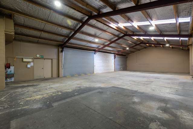 Prime high-exposure warehouse and showroom