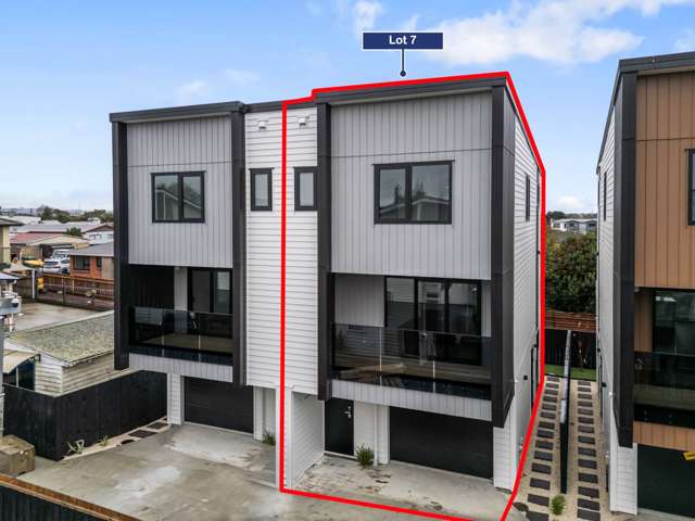 Luxury Living Townhouse in Mount Wellington