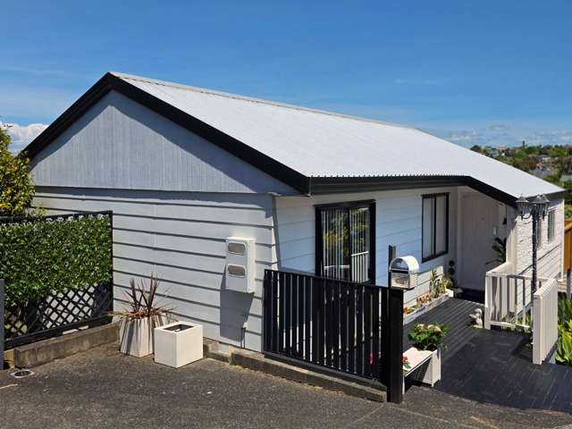 2/84 Totaravale Drive Totara Vale_1