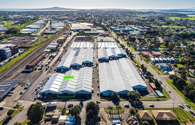 CBRE | Road-Front Warehouse in Tamaki Estate