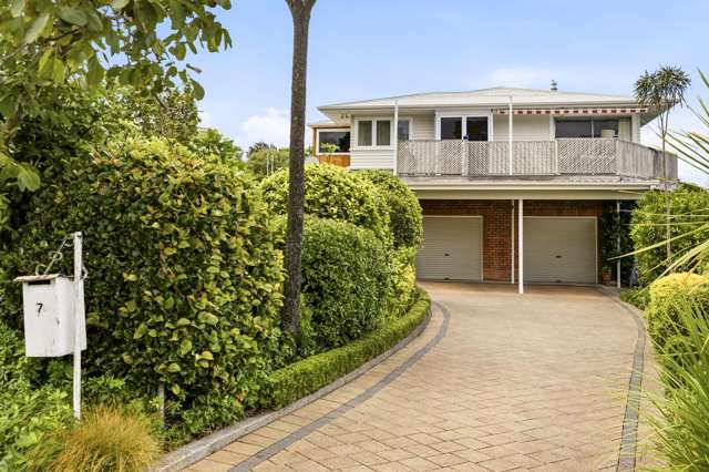 OWNERS DOWNSIZING, MUST SELL!