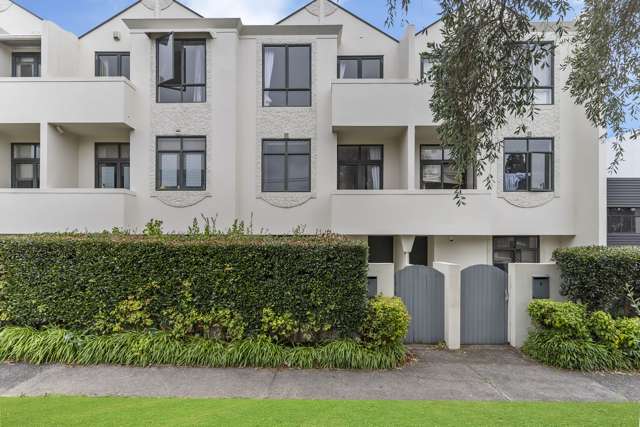 Spacious Townhouse with Double Garage