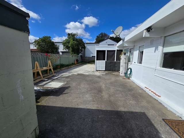 Fully fenced in the HEART OF PAPATOETOE