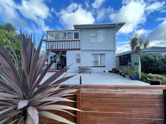 Beautiful Family Home with Stunning Fully Fenced Back Yard in Te Atatu South