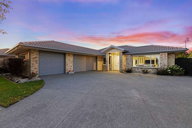 Family Sized Living with Rare Triple Car Garaging!