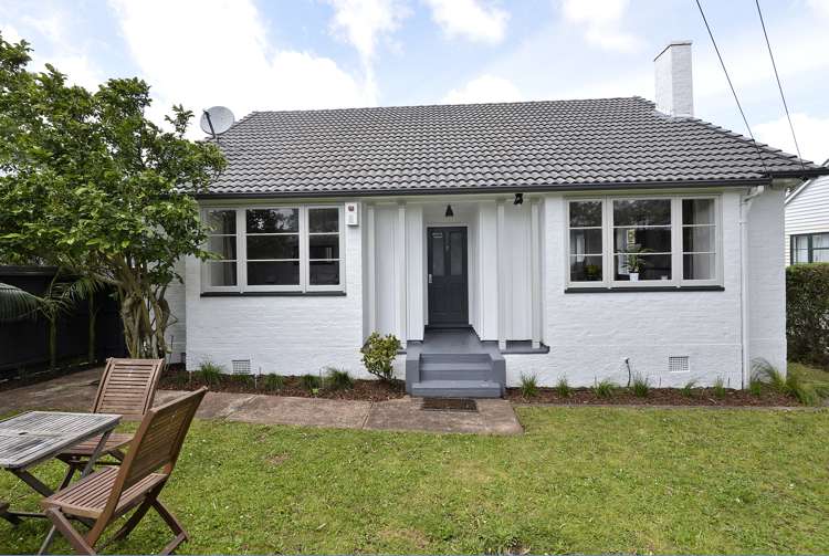 8 Owairaka Avenue Mount Albert_1