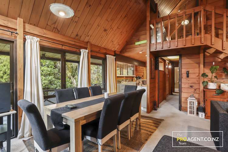 566 Scenic Drive Waiatarua_13