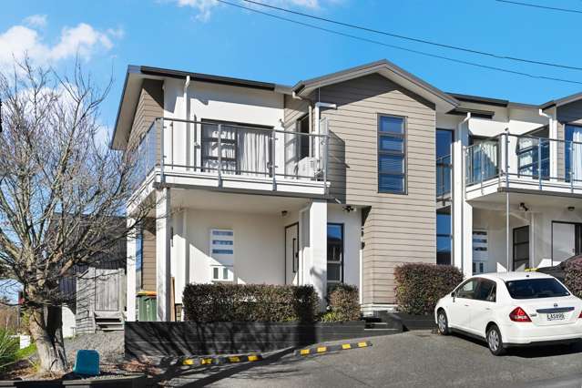 Centrally Located 3 Bedroom, 3 Bathroom Apartment for Rent