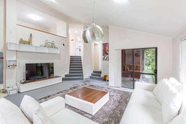 Eco-Friendly 3-Bedroom Home in Prime Location!