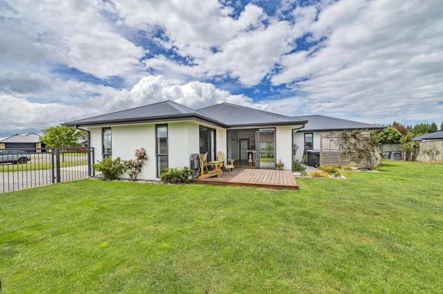 Charming Family Home in Prime Darfield Location!