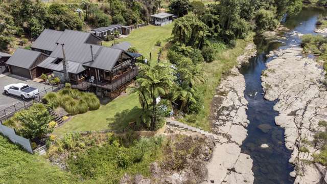 Secluded Riverside Retreat: Nature & Comfort