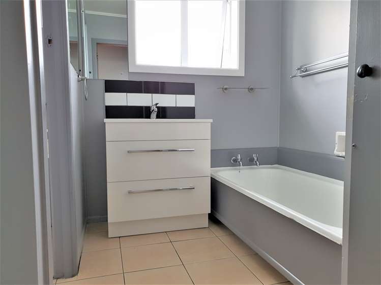 2/56 Royal View Road Te Atatu South_7