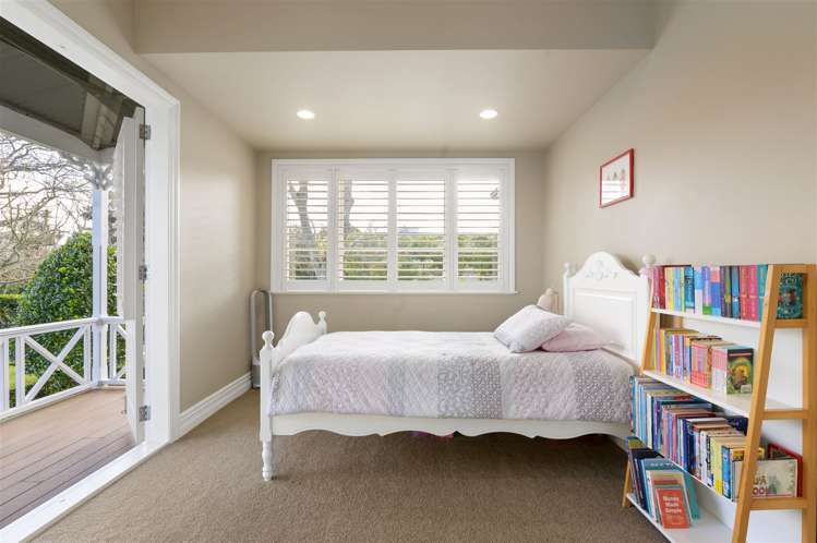 134 River Road Hamilton East_24