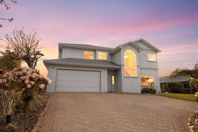 Big & Stylish, Lynmore Living with Lake Views.