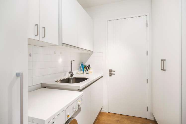 8 Waitikiri Square Parklands_15