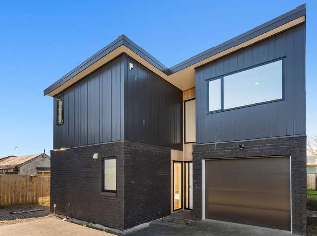 Spacious 5-Bedroom Home-Near New & Freehold