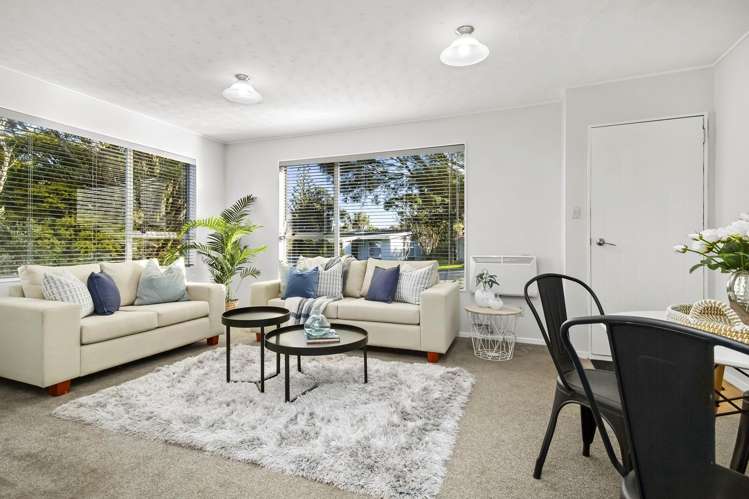 2/200 Dowse Drive Maungaraki_1