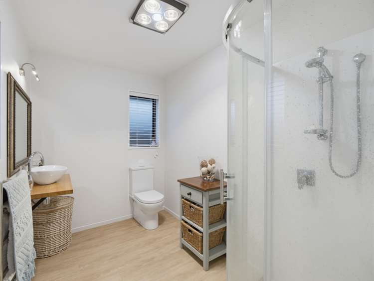 3/2 Loe Place Amberley_18