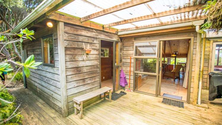 20 La Trobe Track Karekare_6