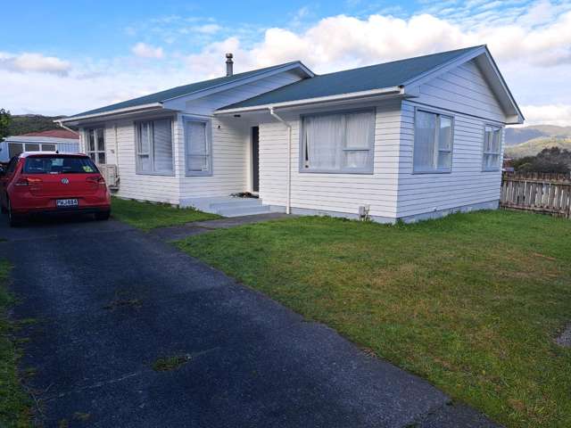 3 BEDROOM FAMILY HOME IN WAINUIOMATA - CLOSE TO PUBLIC TRANSPORT, SCHOOLS & COLLEGE