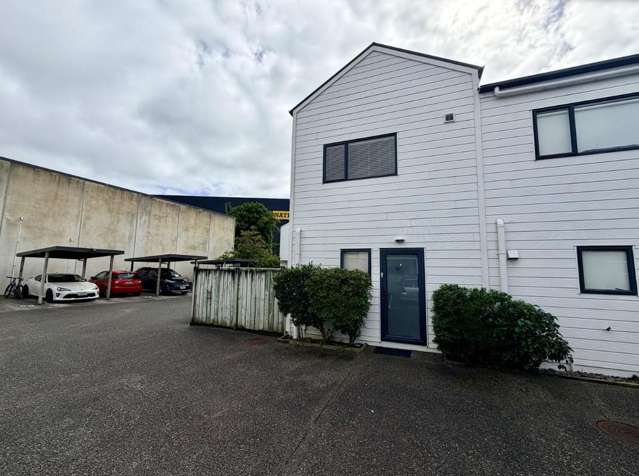 Sunny 2-Bedroom Townhouse with Private Courtyard & Carports in Mount Wellington