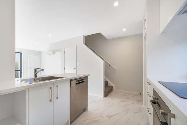 7/31 Ayton Drive 3320_3
