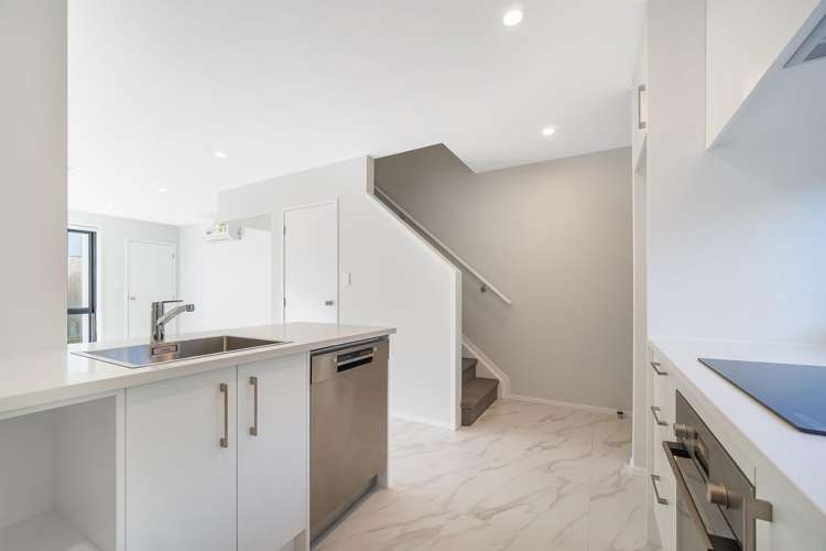 7/31 Ayton Drive 3320_3