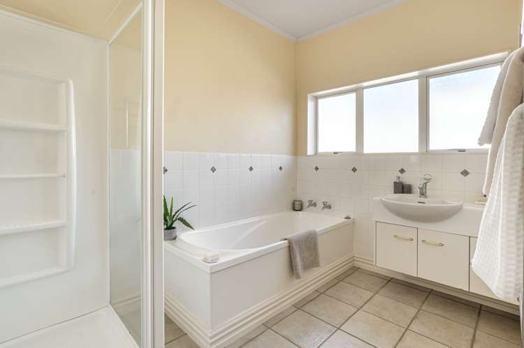 8 Fallsbrook Lane Mangere Bridge_22