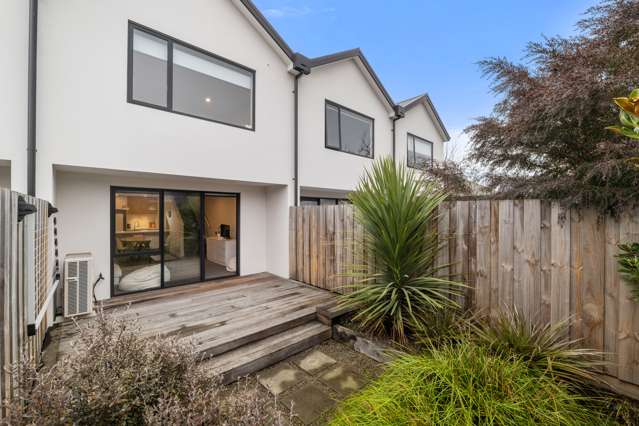 Stylish Central Townhouse with Garaging!