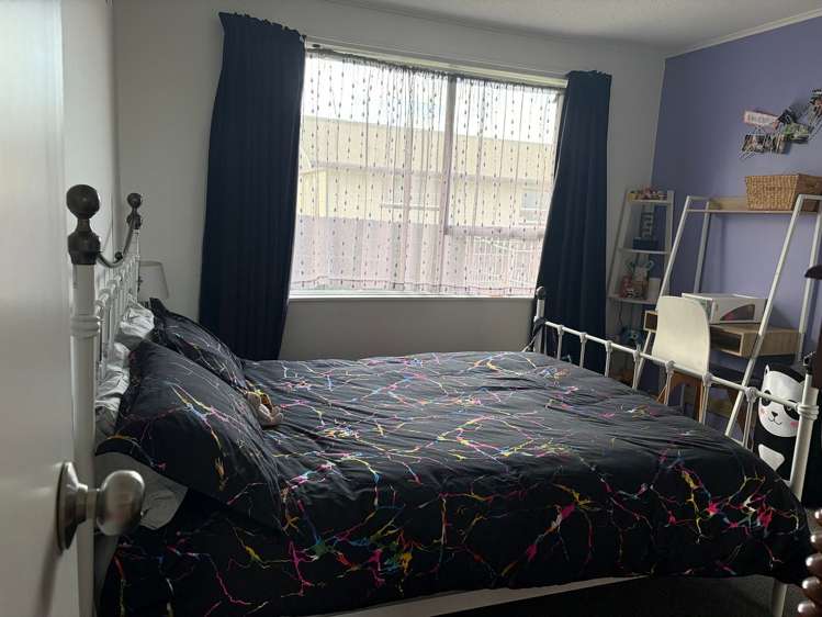 2/11 Farnborough Street Aranui_9