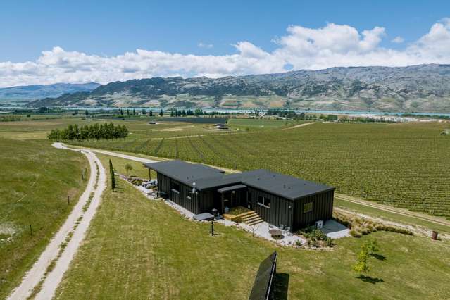  Premium Vineyard & Exquisite Home in Central Otago