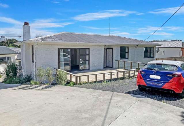 Spacious 4-Bedroom Family Home in Prime Hender...