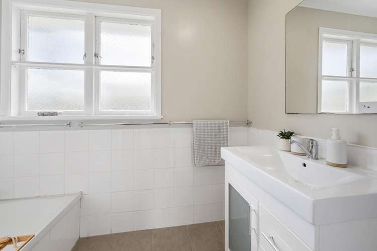 2 Alastair Avenue Owhata_11