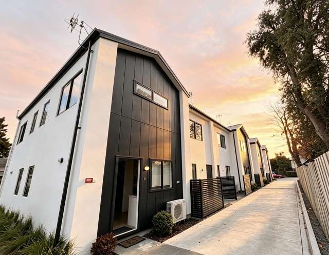 City Fringe Home with Excellent Return!