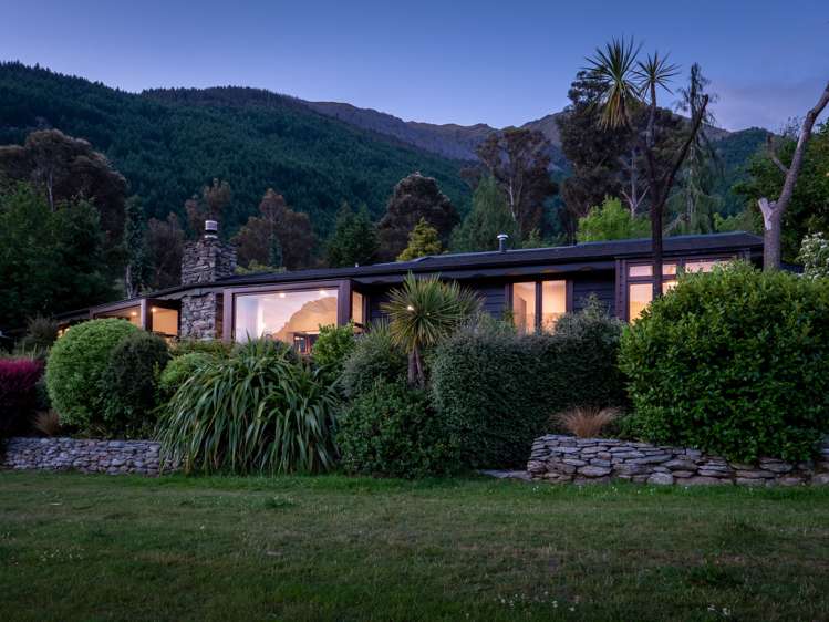 85 Arawata Terrace Fernhill/Sunshine Bay_14