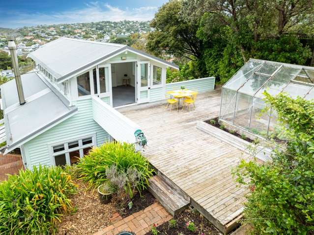 PRIVATE HIDEAWAY WITH SUN & VIEWS IN CITY-END KARORI