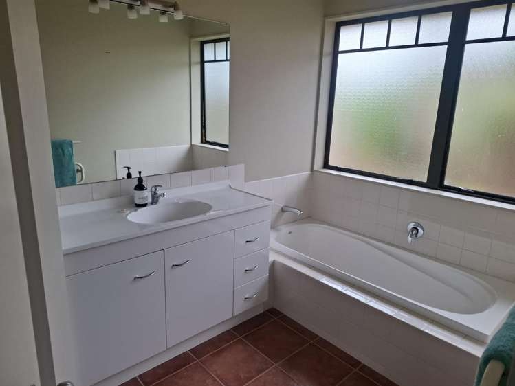 24 Oaklands Drive 11373_12