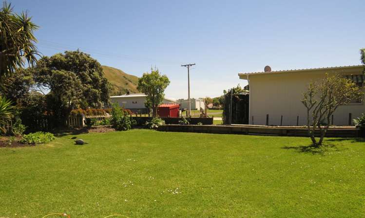 14 Lochiel Street Mahia Beach_16