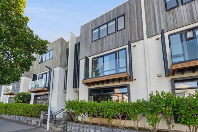 A TOWNHOUSE THAT TRULY LIVES LARGE