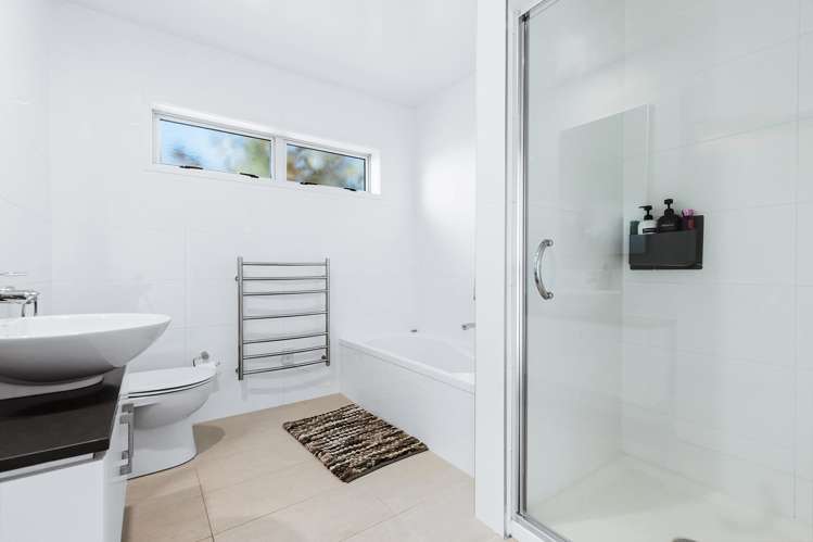 18 Chateau Crescent Rangatira Park_20